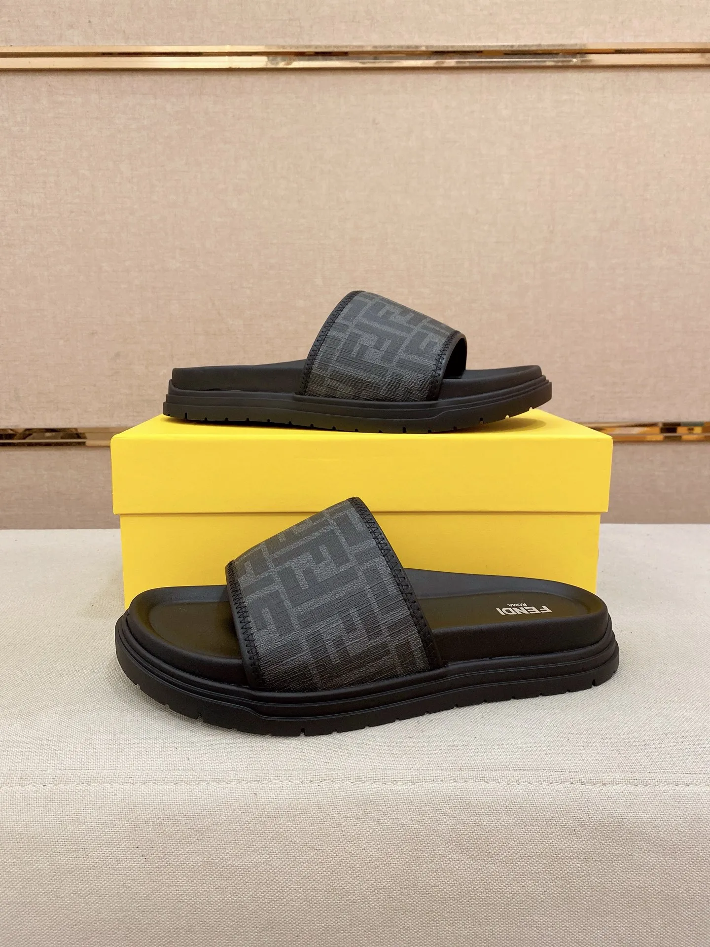 Factory price: 320💰 [Fendi Slippers] High-end brand of men's shoes, official website 1:1 latest masterpiece: original mold customization, the fabric is made of imported original materials, upgraded outsole, lighter and non-slip. The market's top quality, simple yet tasteful, a must-have for fashionistas, fashionable at your feet, full of confidence, the same style at the counter 👍The season of summer slippers is here. Code: 38-44 (45 is custom-made and cannot be returned or exchanged)